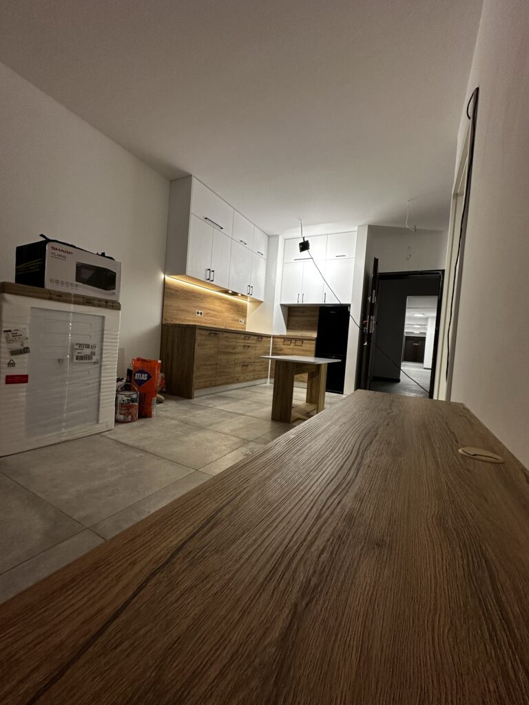 Widok na kuchnię z drewnianą podłogą