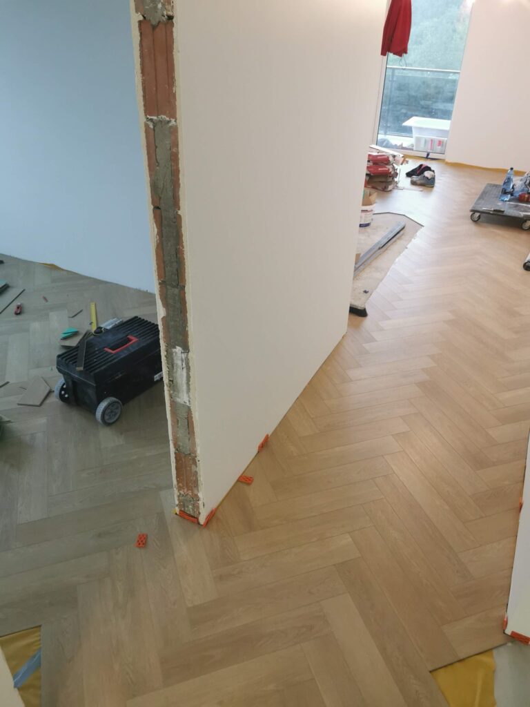 Układanie jasnej podłogi w remontowanym mieszkaniu
