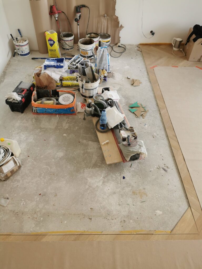 Materiały i elektronarzędzia przygotowane do prac wykończeniowych