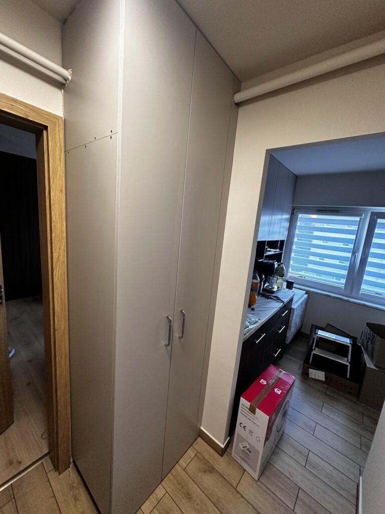 Szafa w wąskim korytarzu prowadzącym do pokoju.
